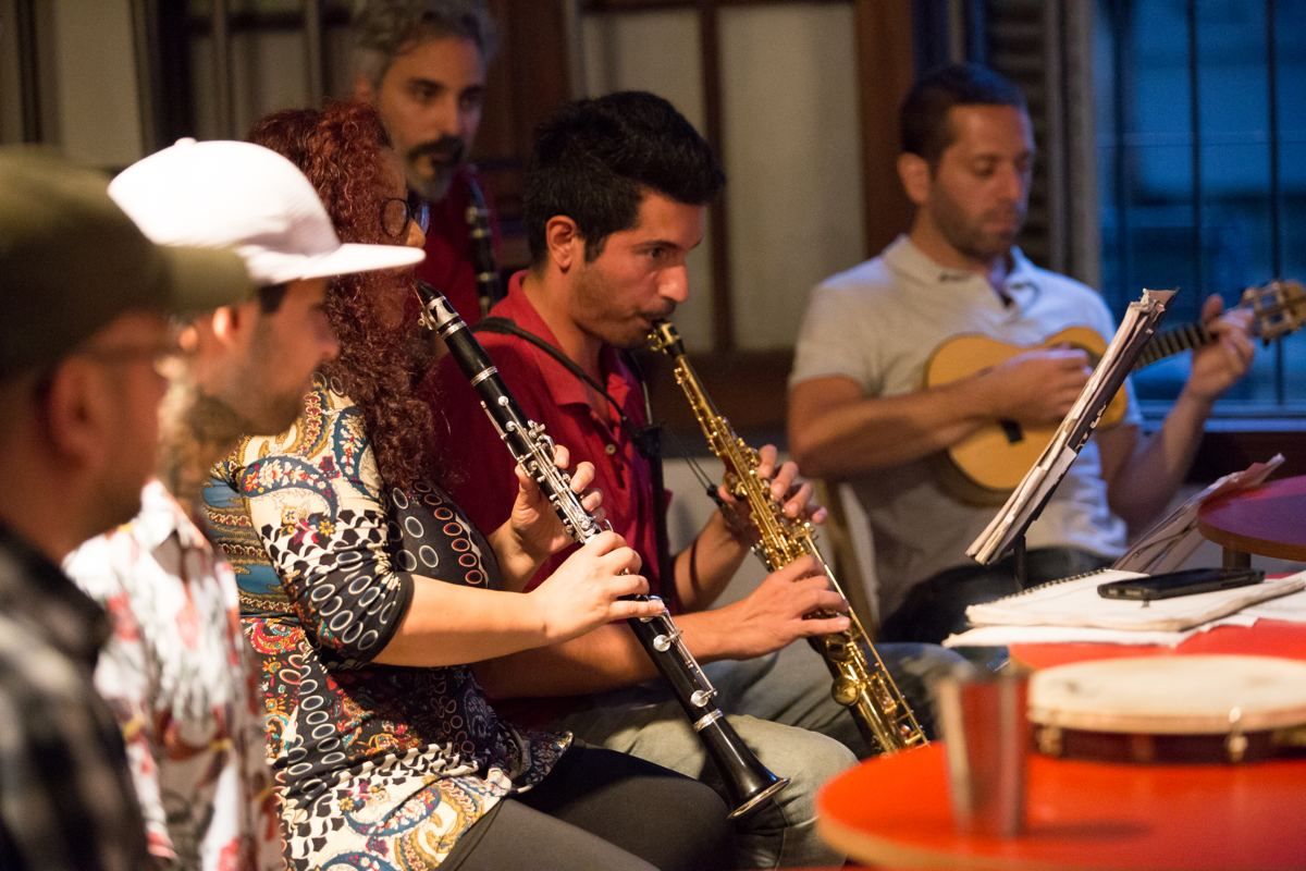 Conjunto de choro tocando: clarinete, saxo y cavaquinho