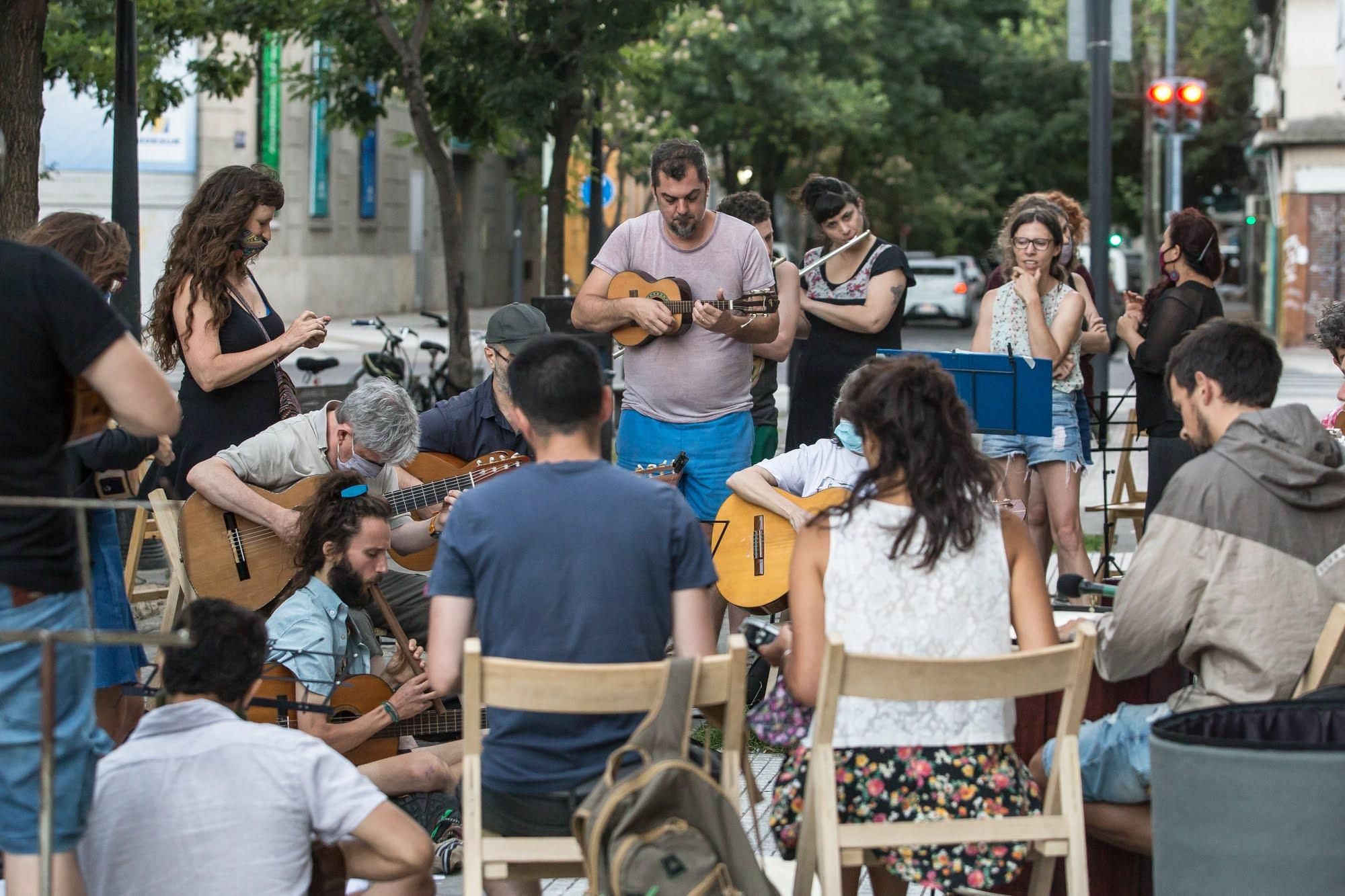 Roda del Núcleo en la calle: músicos con guitarras y cavaquinhos tocando en ronda