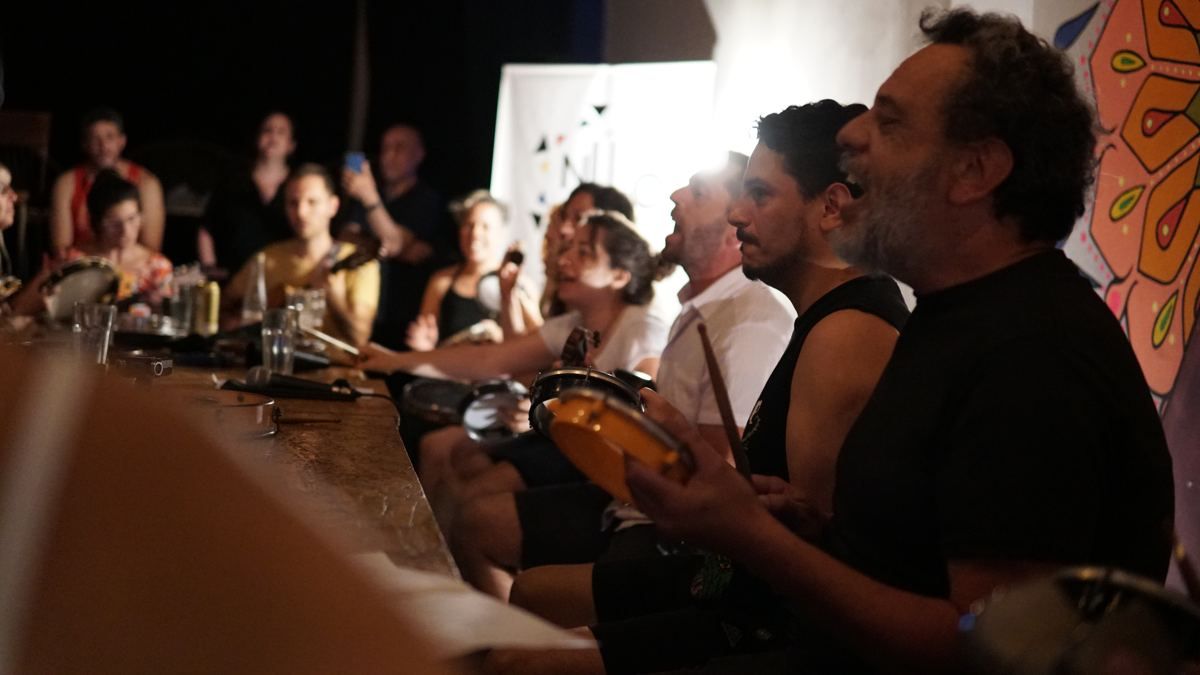 Samba de terreiro: percusión y canto alrededor de una mesa